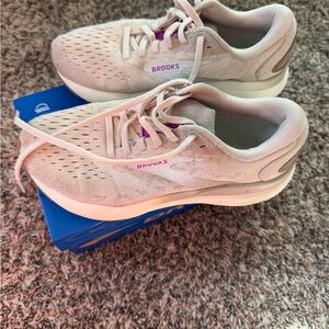 Brooks Women's Ghost 16 Cream Athletic Shoes